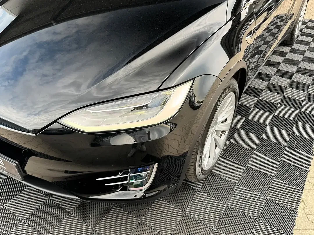 Tesla Model X - Thumbnail 4