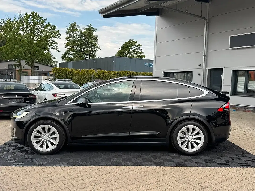 Tesla Model X - Thumbnail 5