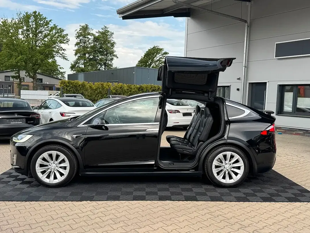Tesla Model X - Thumbnail 6