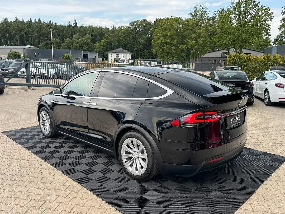 Tesla Model X - Thumbnail 8