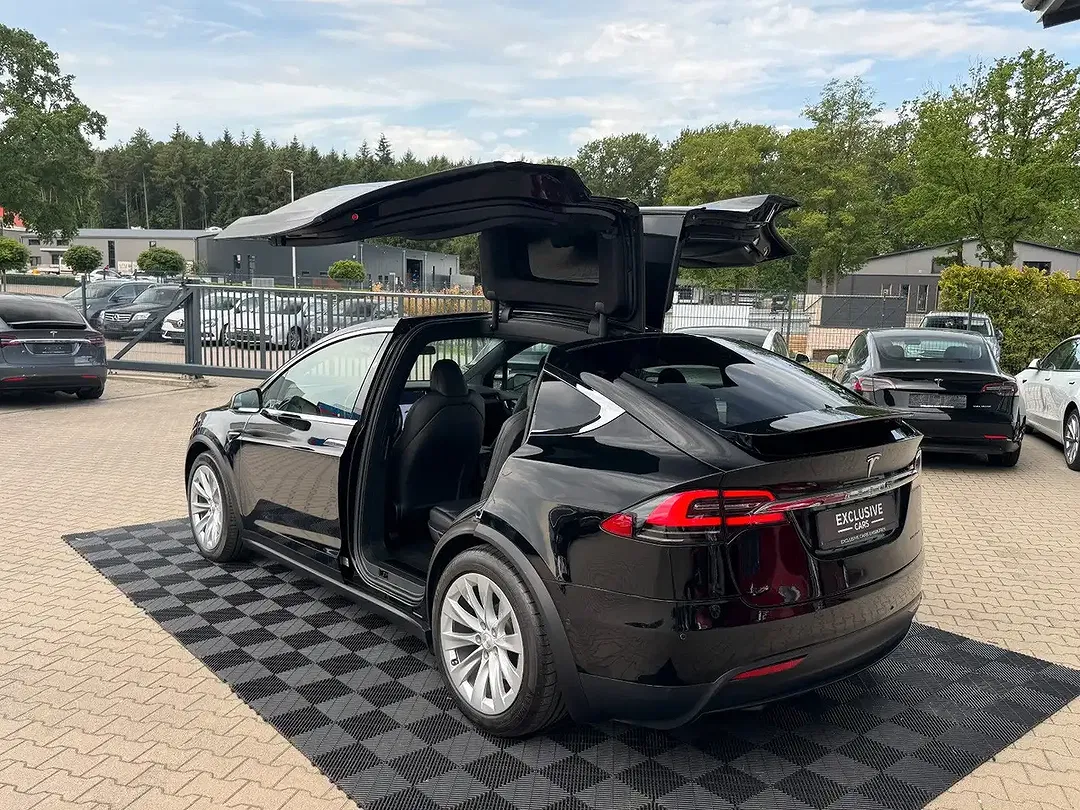 Tesla Model X - Thumbnail 9