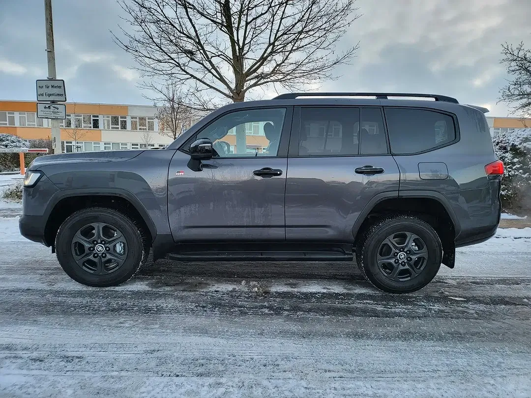 Toyota Land Cruiser - Thumbnail 3