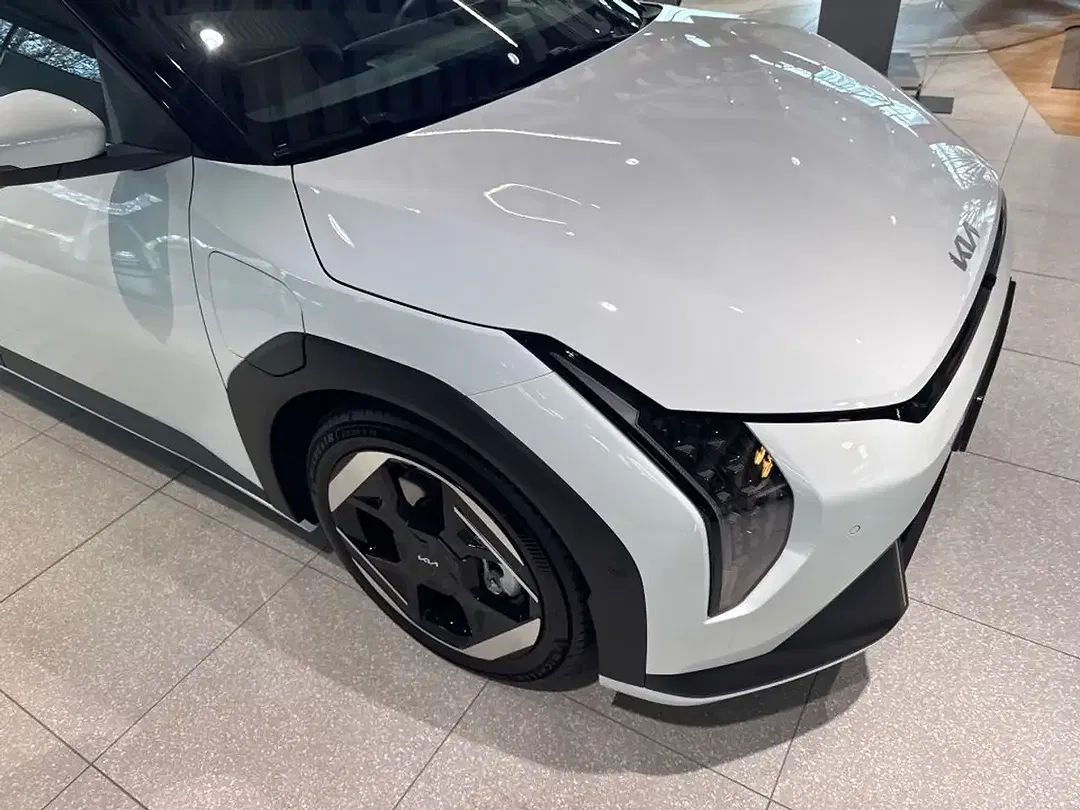 Kia EV4 - Thumbnail 3