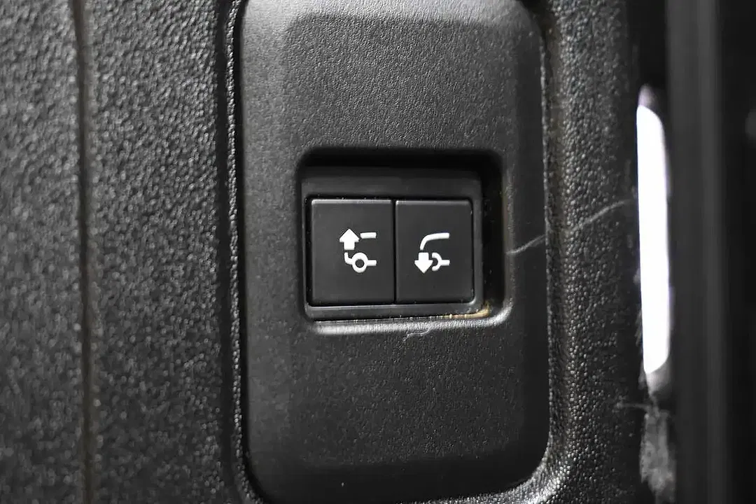 Land Rover Defender - Thumbnail 14