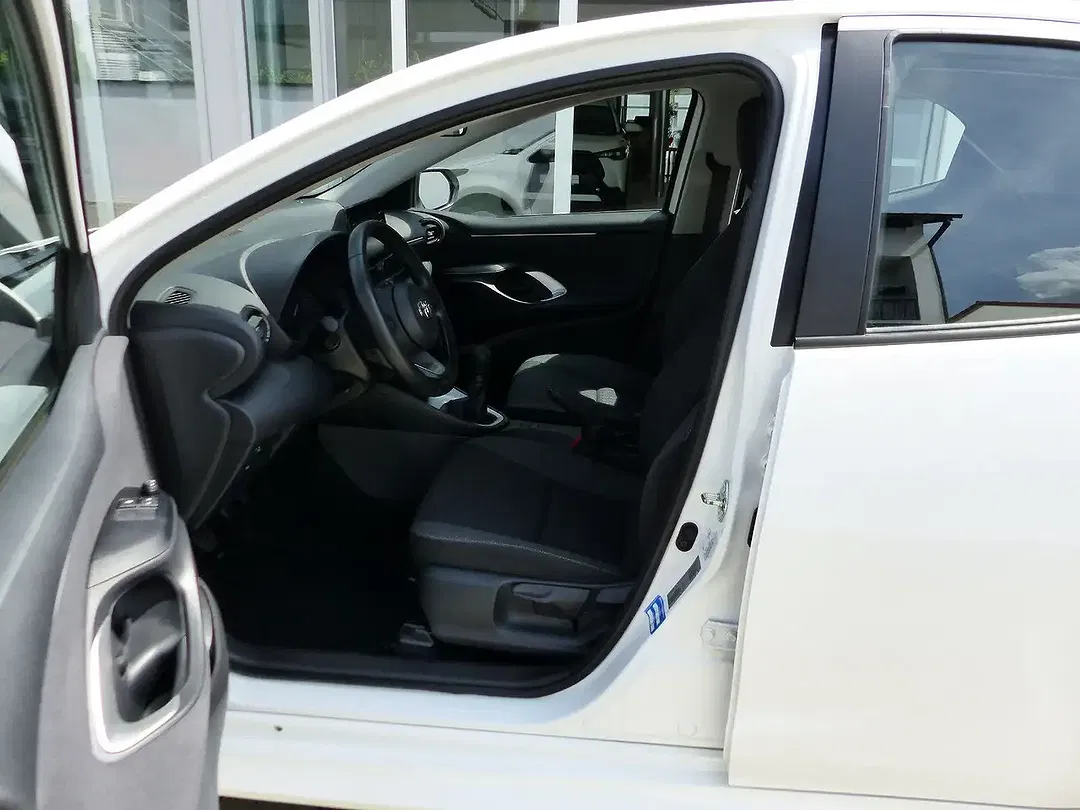 Toyota Yaris - Thumbnail 12