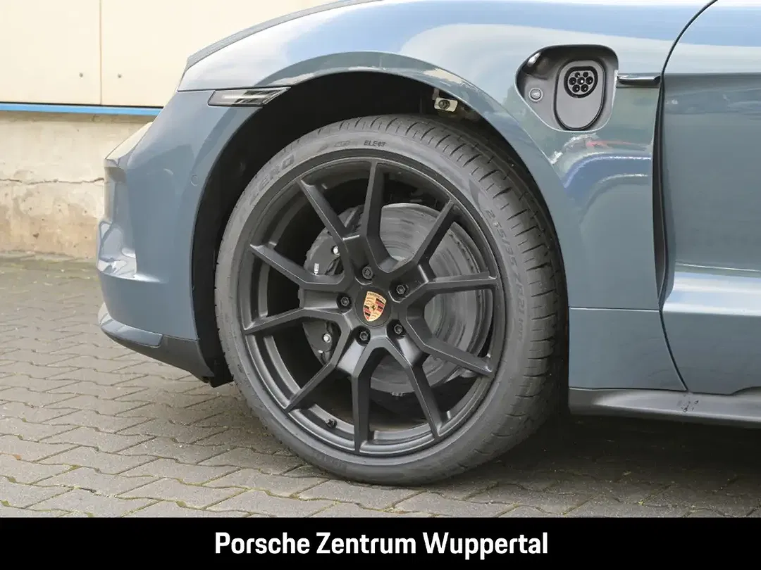 Porsche Taycan - Thumbnail 9