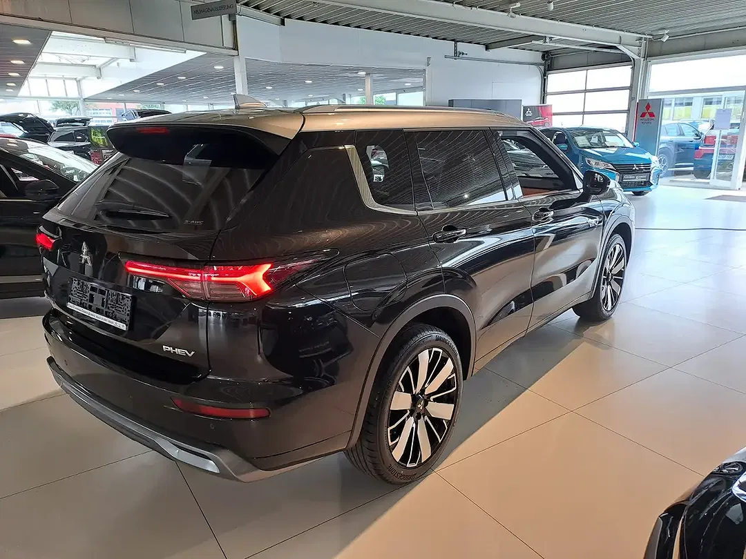 Mitsubishi Outlander - Thumbnail 5
