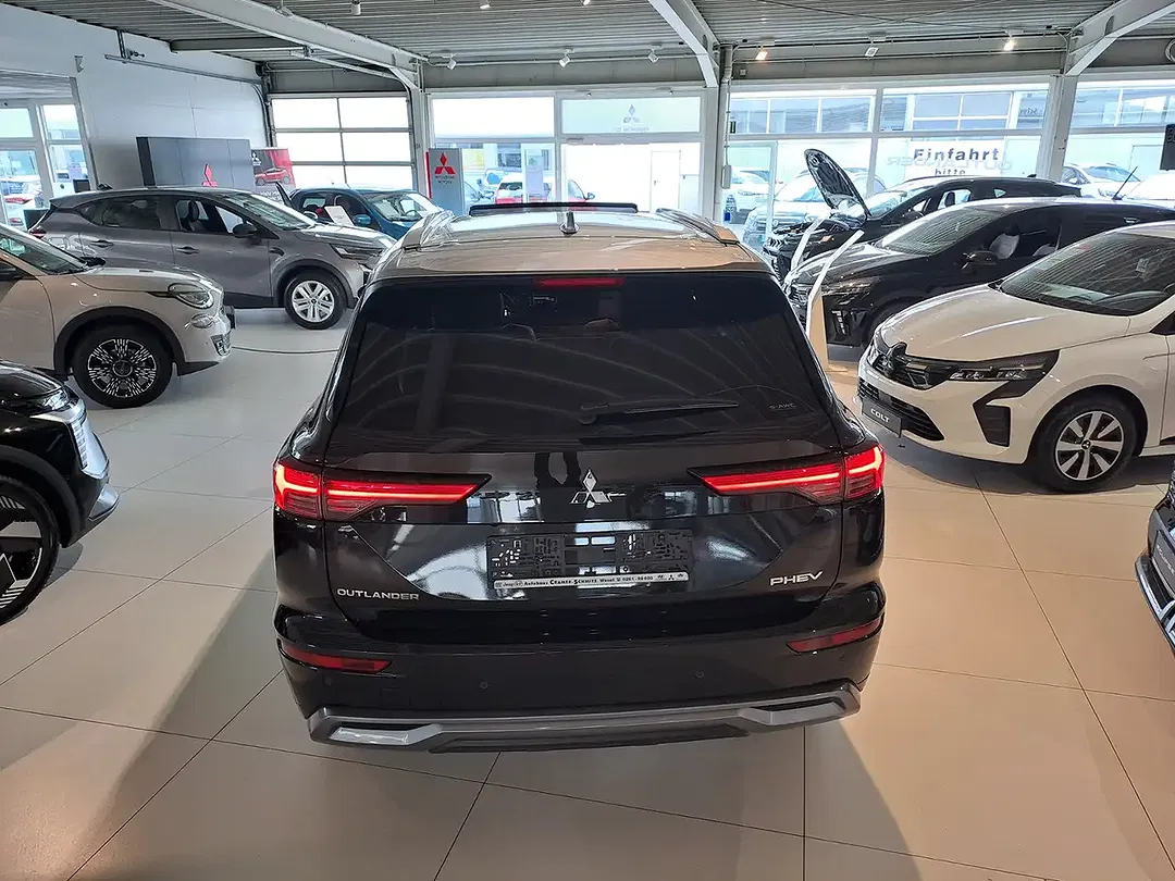 Mitsubishi Outlander - Thumbnail 6