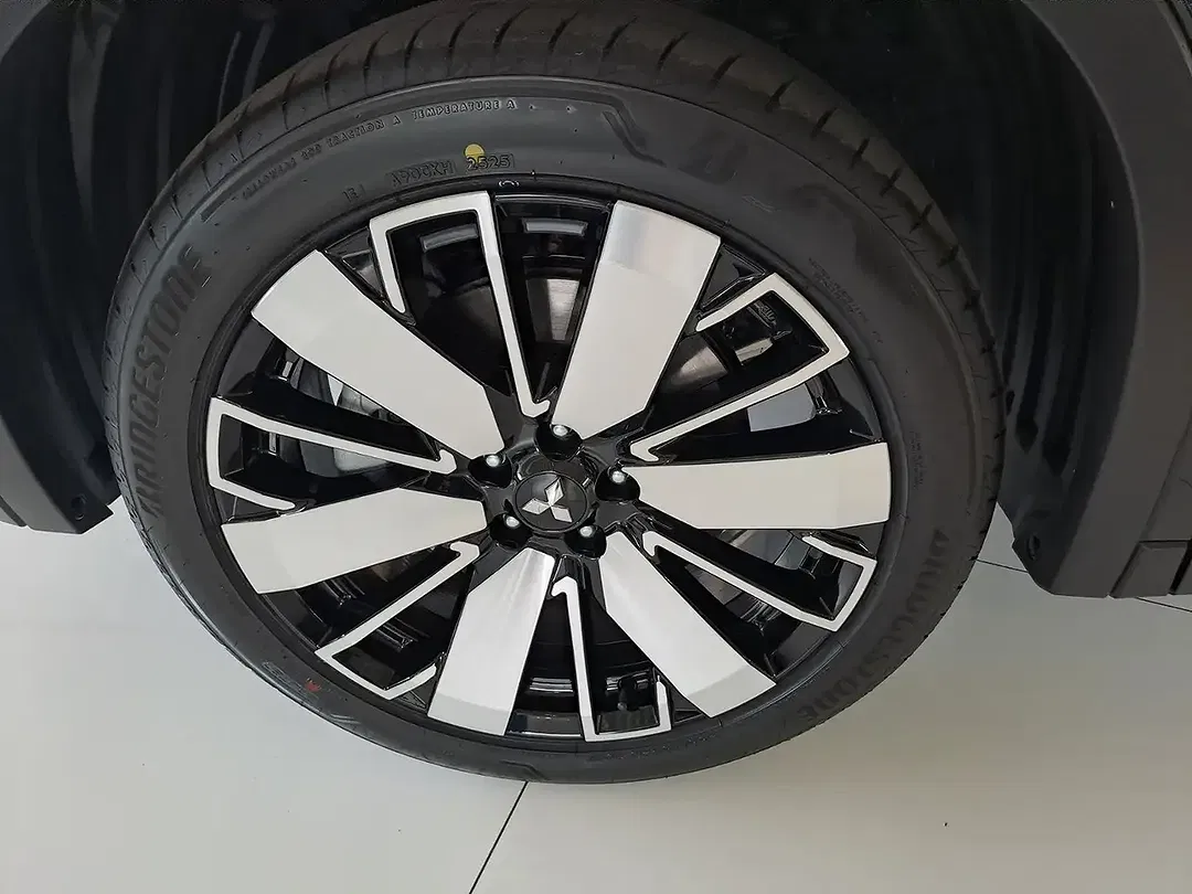 Mitsubishi Outlander - Thumbnail 9