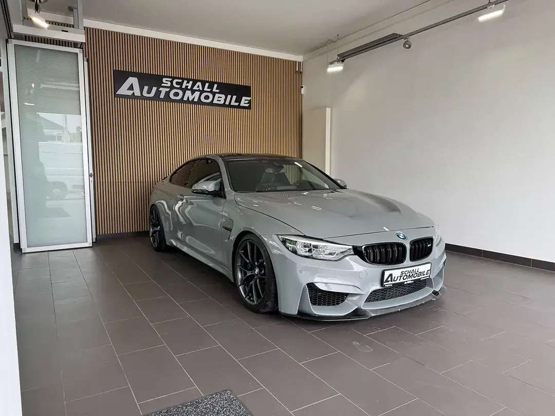 BMW M4 - Thumbnail 3