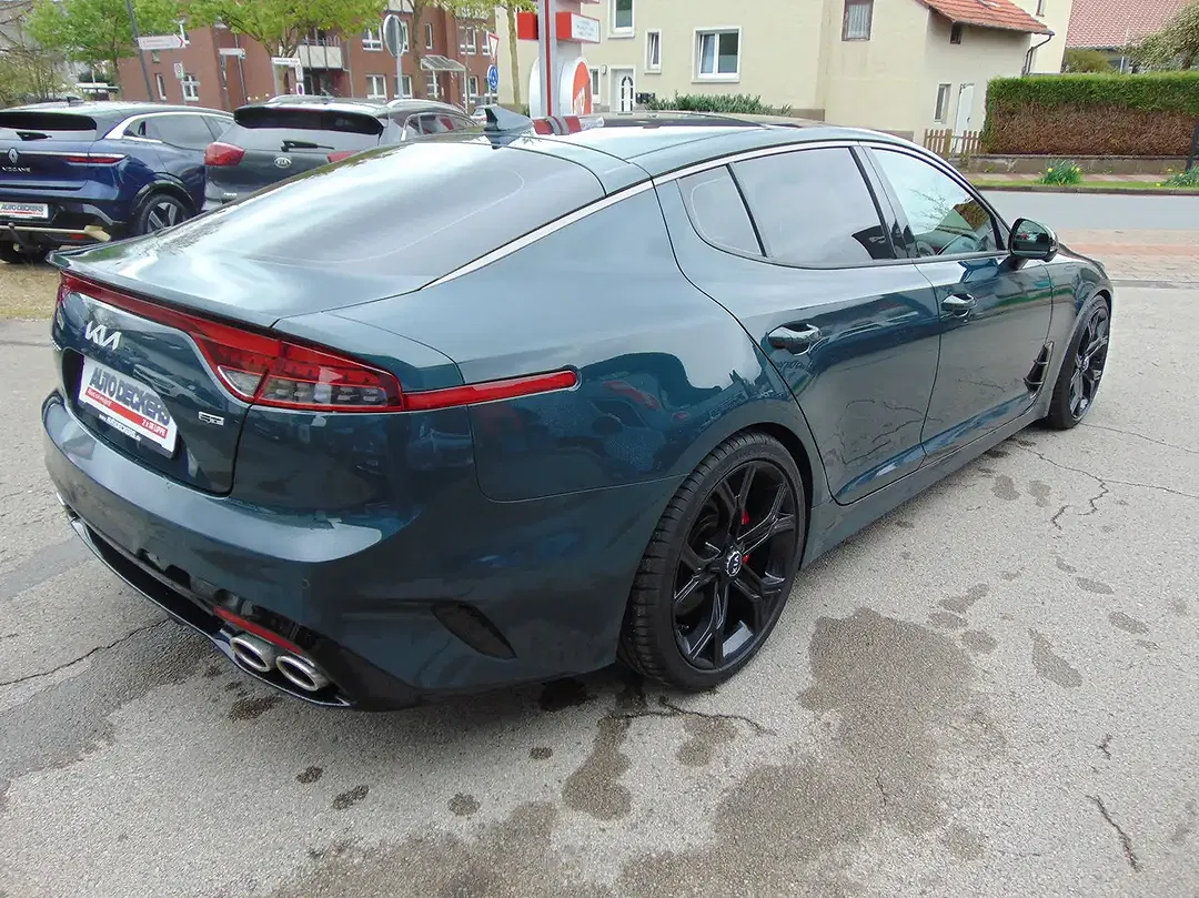 Kia Stinger - Thumbnail 3