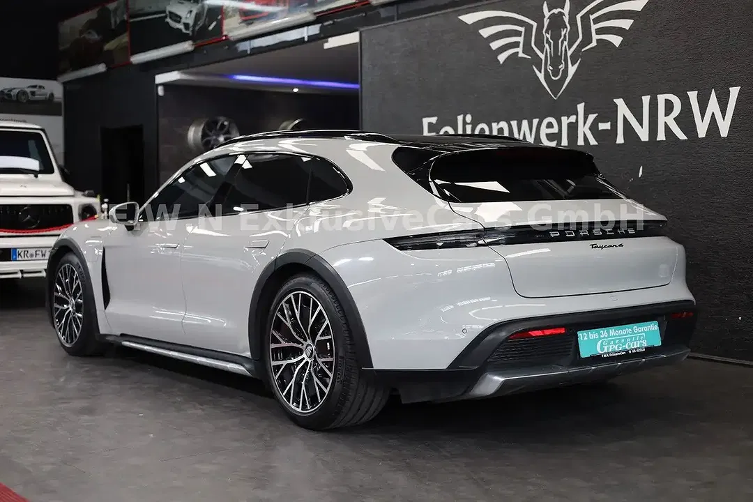 Porsche Taycan - Thumbnail 11