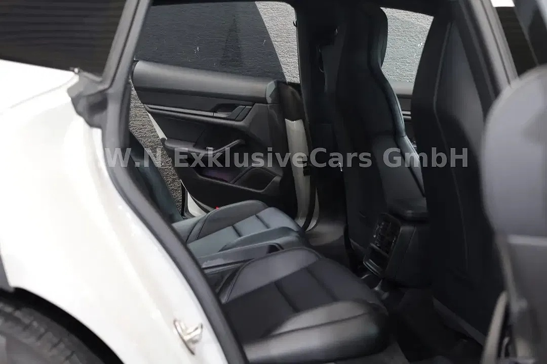 Porsche Taycan - Thumbnail 12