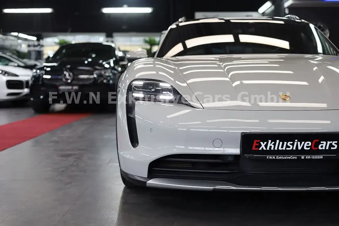 Porsche Taycan - Thumbnail 13