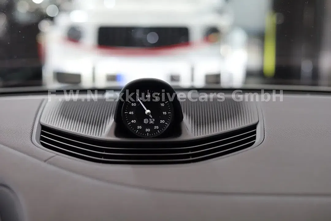 Porsche Taycan - Thumbnail 14
