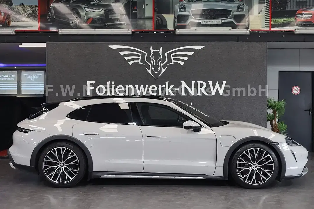 Porsche Taycan - Thumbnail 3