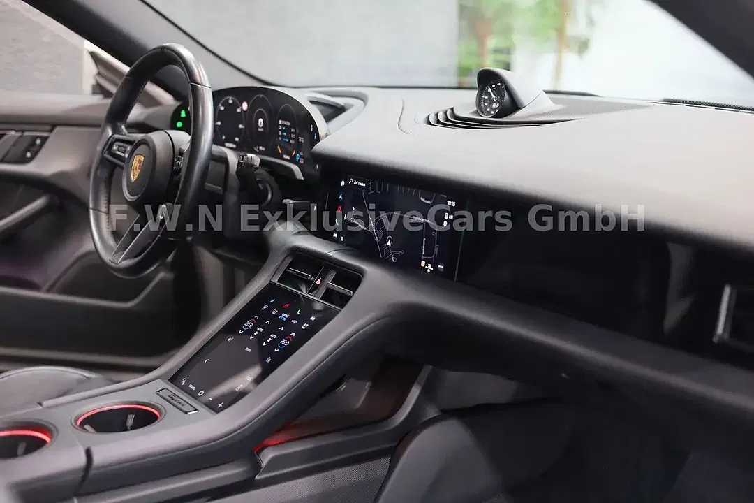 Porsche Taycan - Thumbnail 8