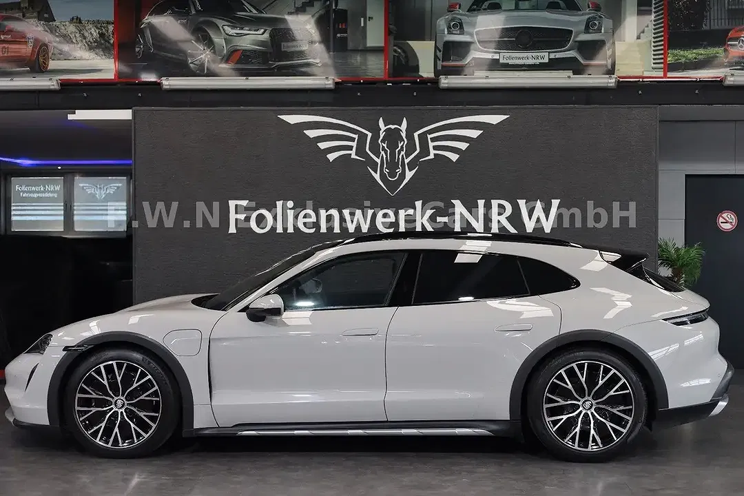 Porsche Taycan - Thumbnail 9