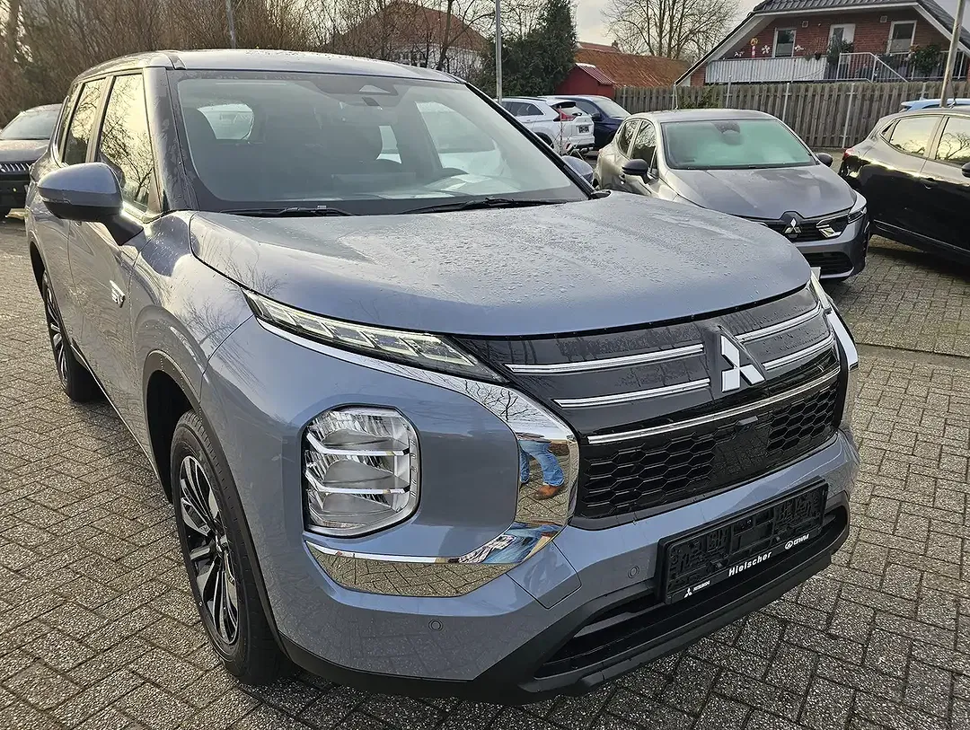 Mitsubishi Outlander - Thumbnail 2
