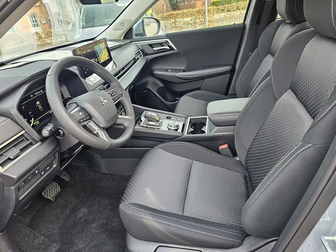 Mitsubishi Outlander - Thumbnail 3