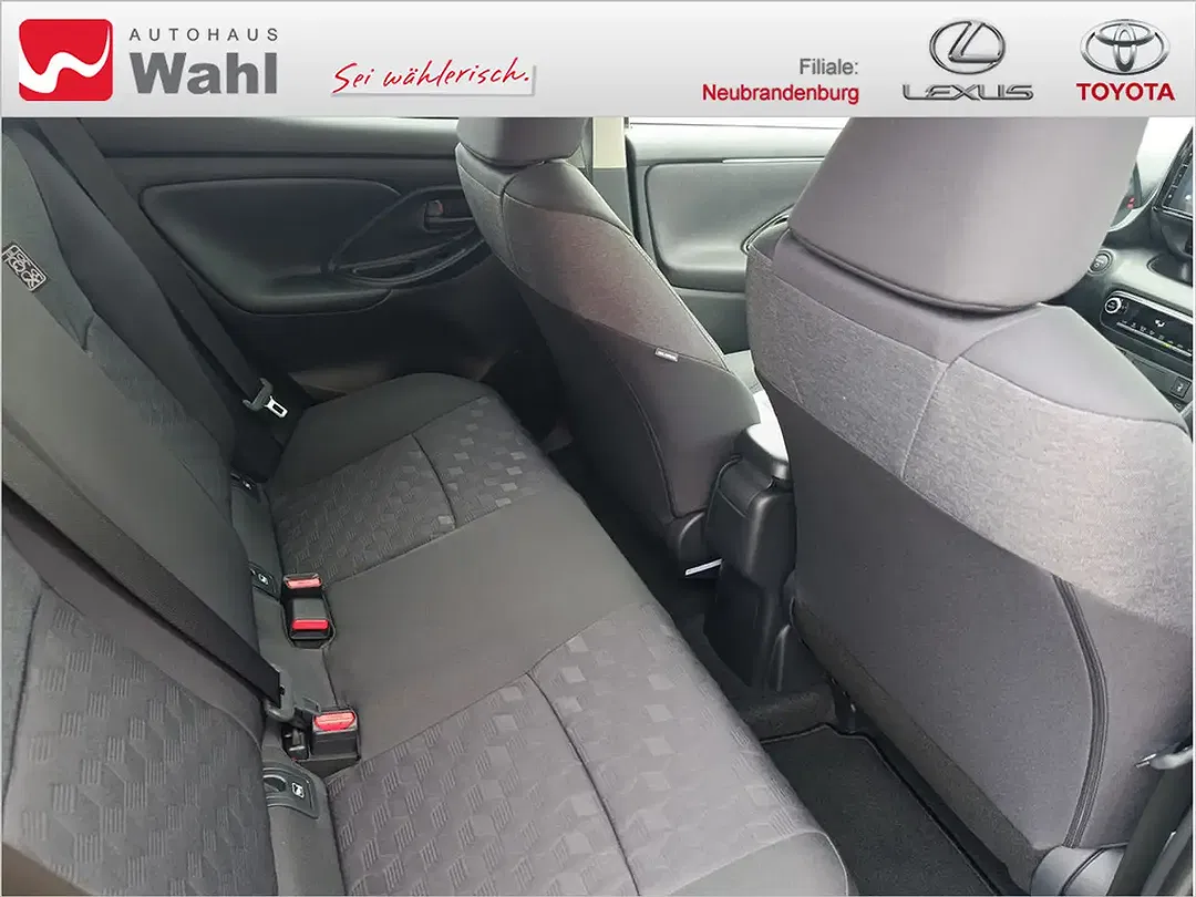 Toyota Yaris - Thumbnail 8