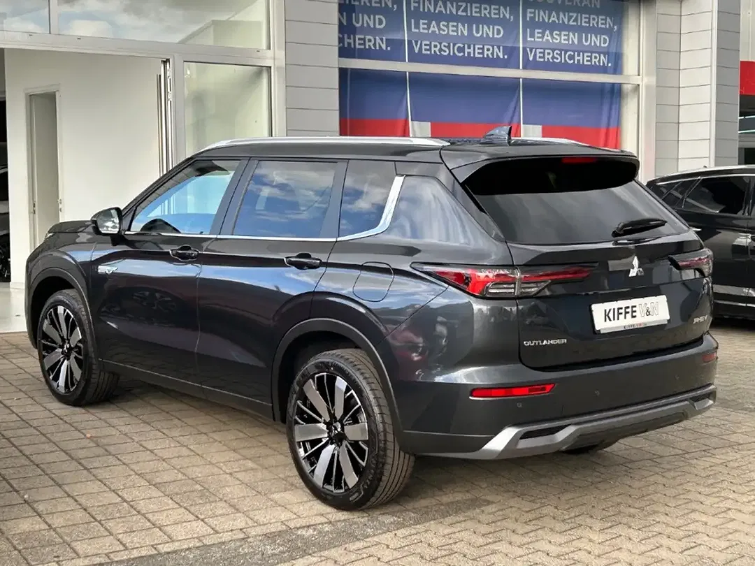 Mitsubishi Outlander - Thumbnail 2