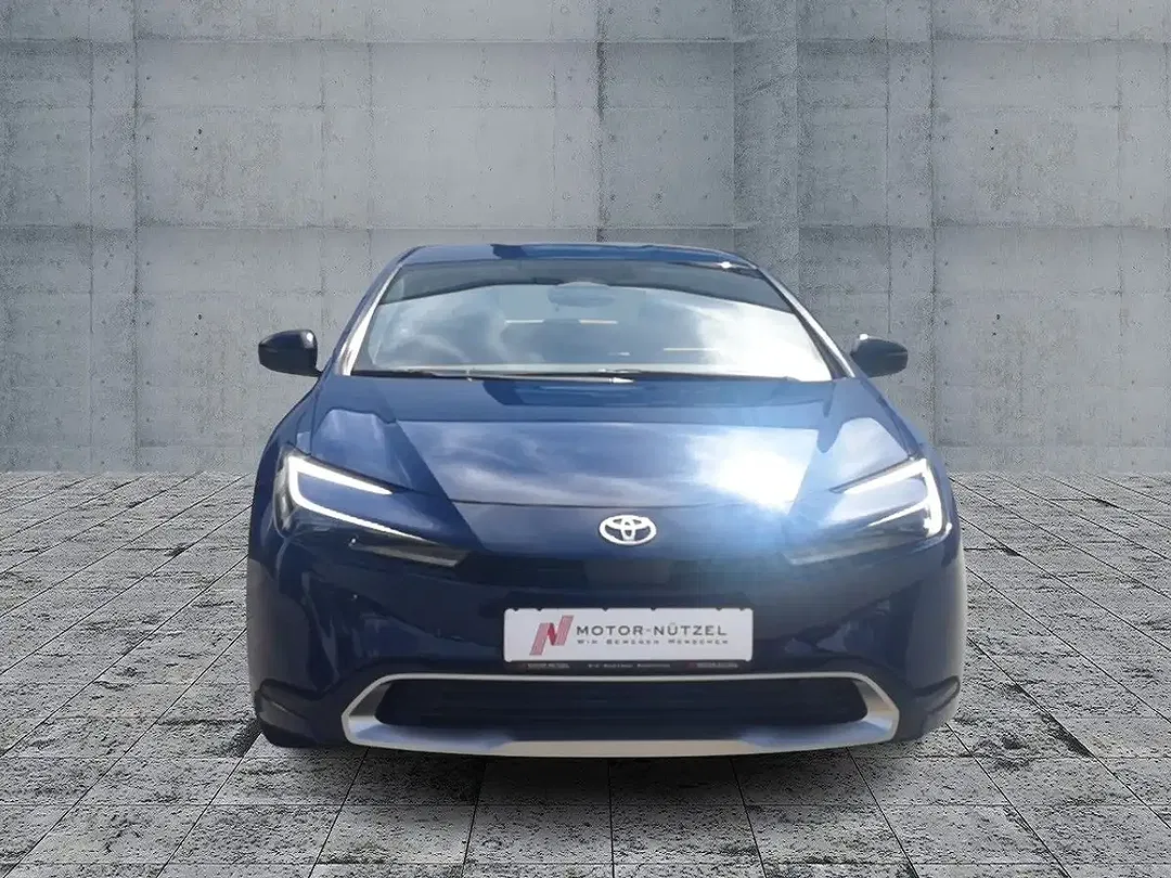 Toyota Prius - Thumbnail 2
