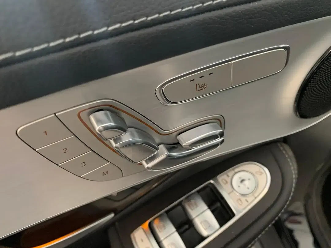 Mercedes-Benz GLC 300 - Thumbnail 13