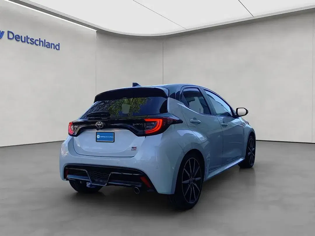 Toyota Yaris - Thumbnail 6