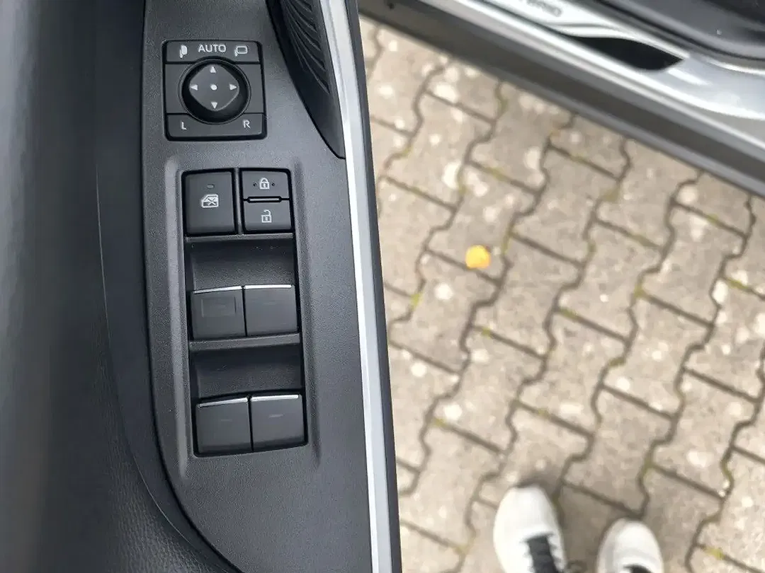 Toyota RAV 4 - Thumbnail 10