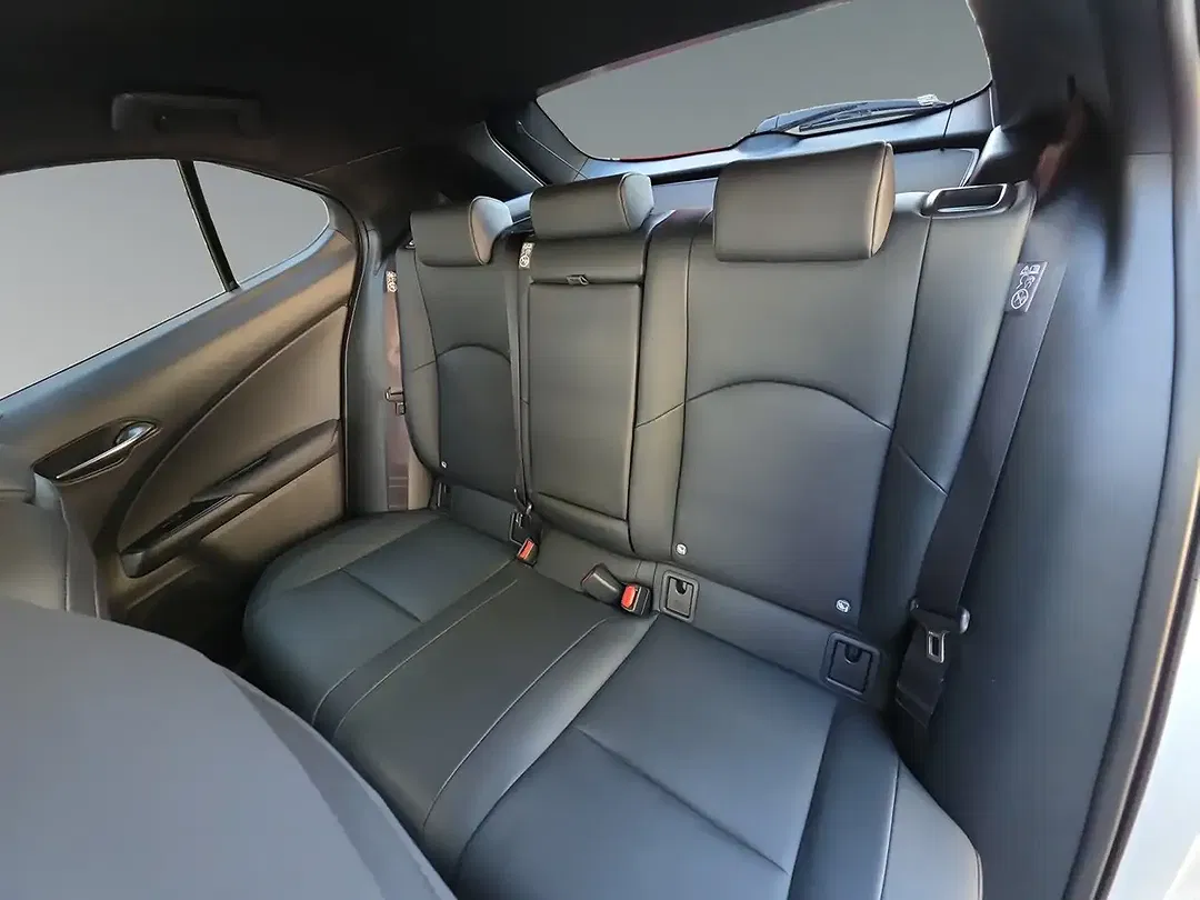 Lexus UX 300h - Thumbnail 13