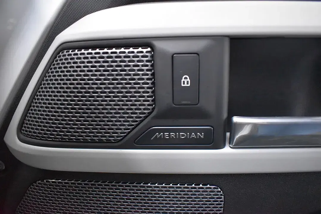 Land Rover Defender - Thumbnail 4