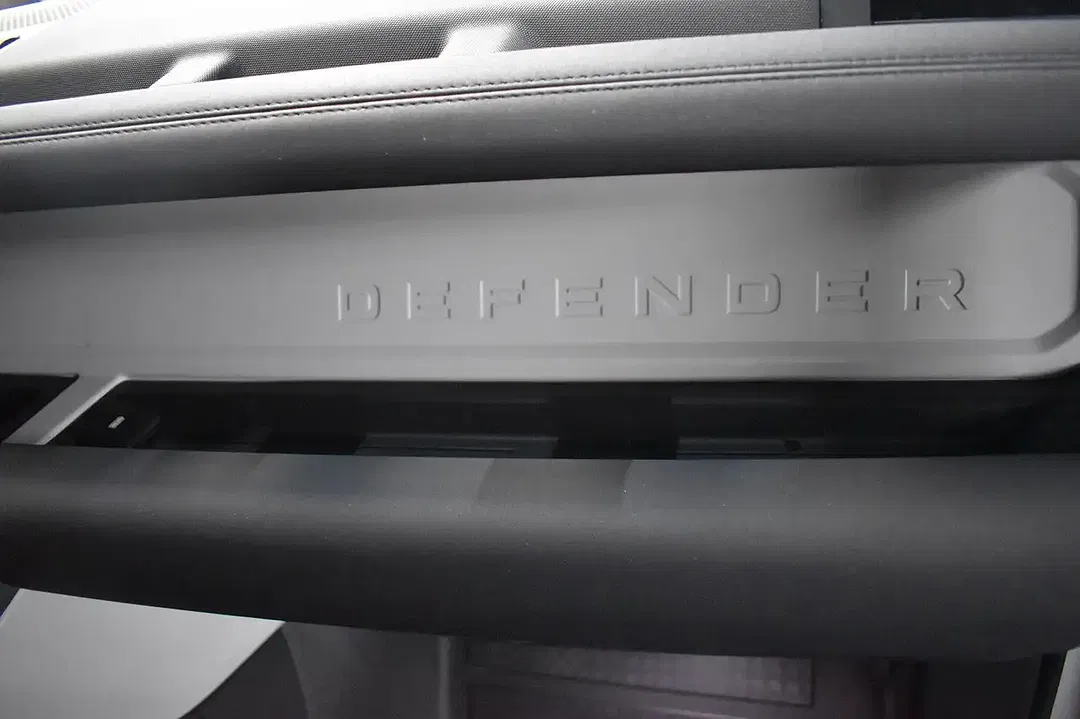 Land Rover Defender - Thumbnail 6