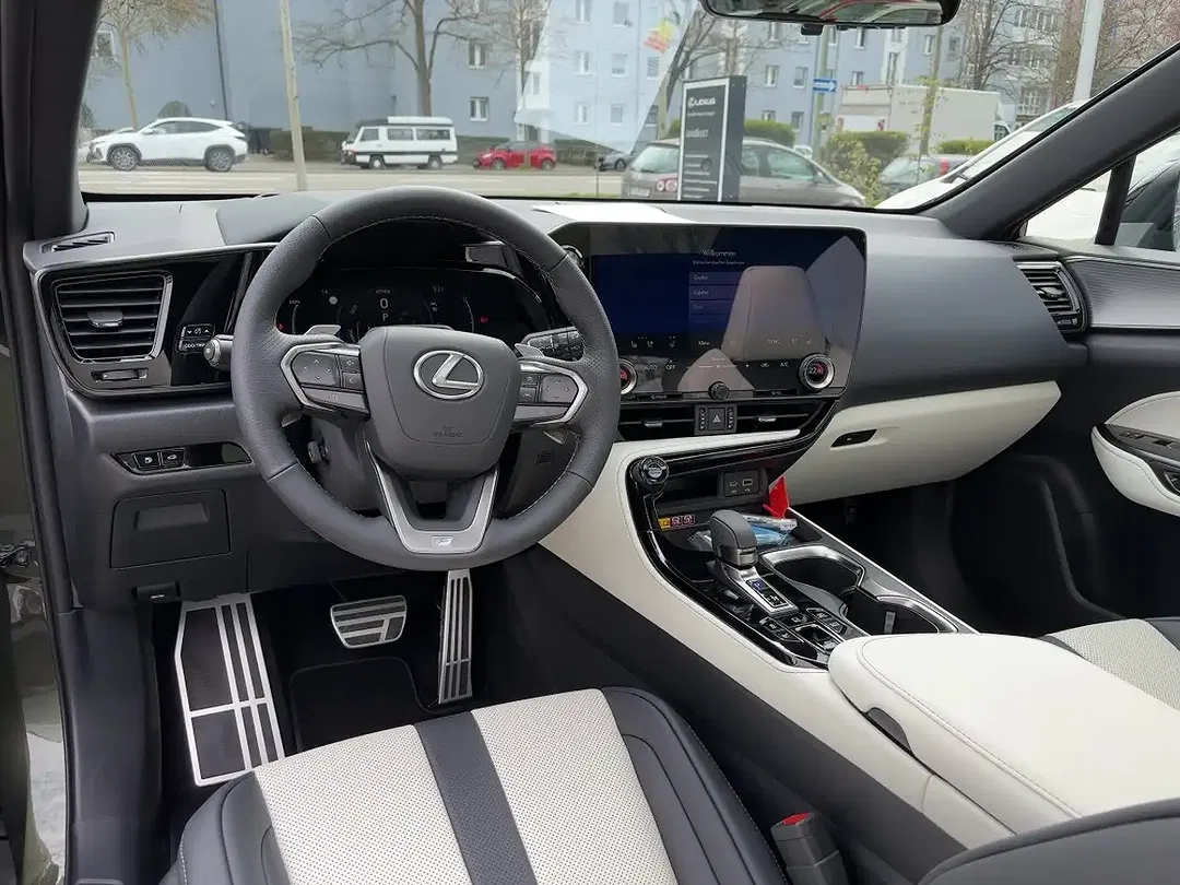 Lexus NX 450h+ - Thumbnail 10