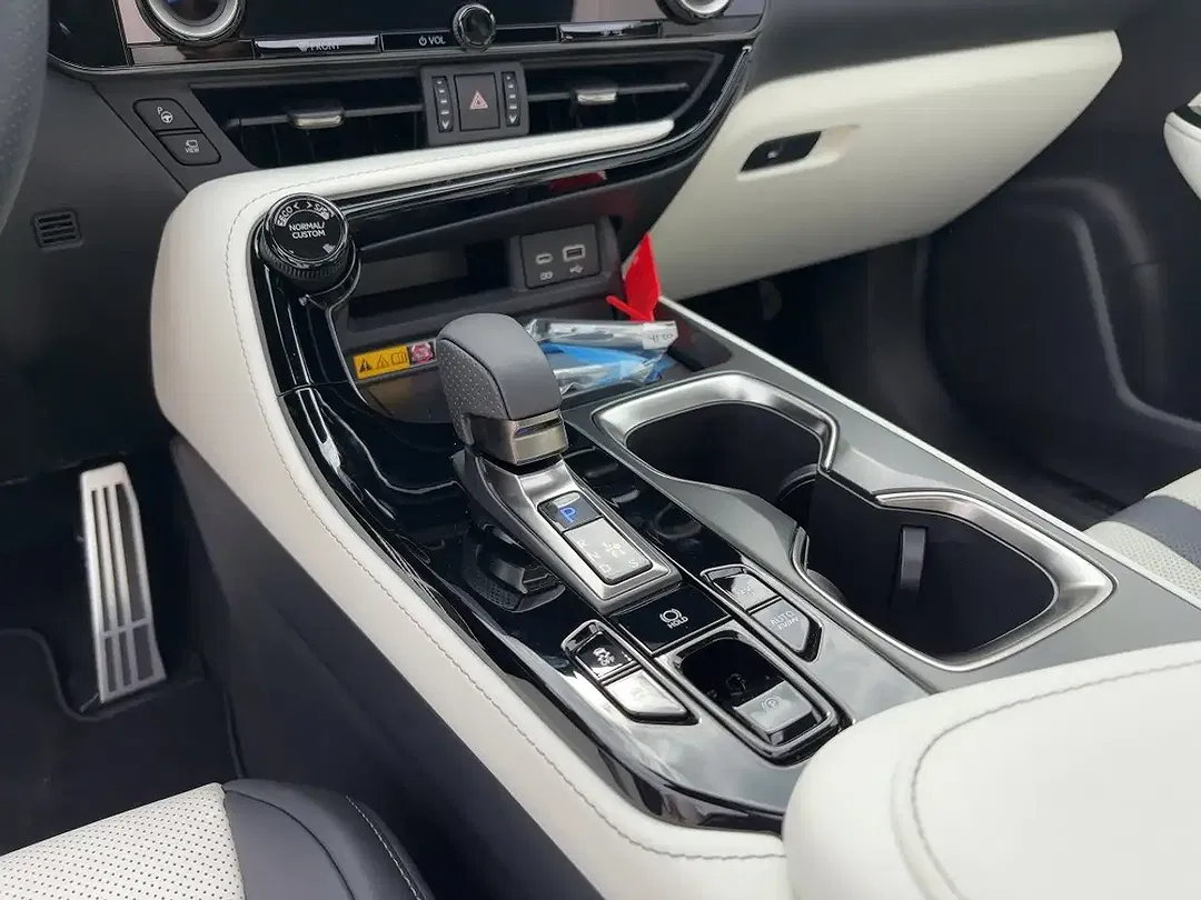 Lexus NX 450h+ - Thumbnail 13