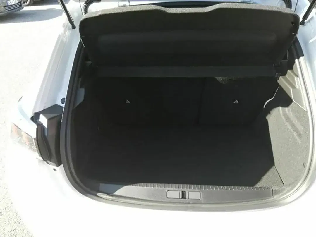 Peugeot 208 - Thumbnail 10