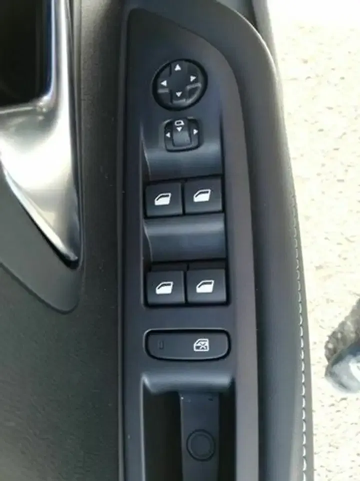 Peugeot 208 - Thumbnail 14