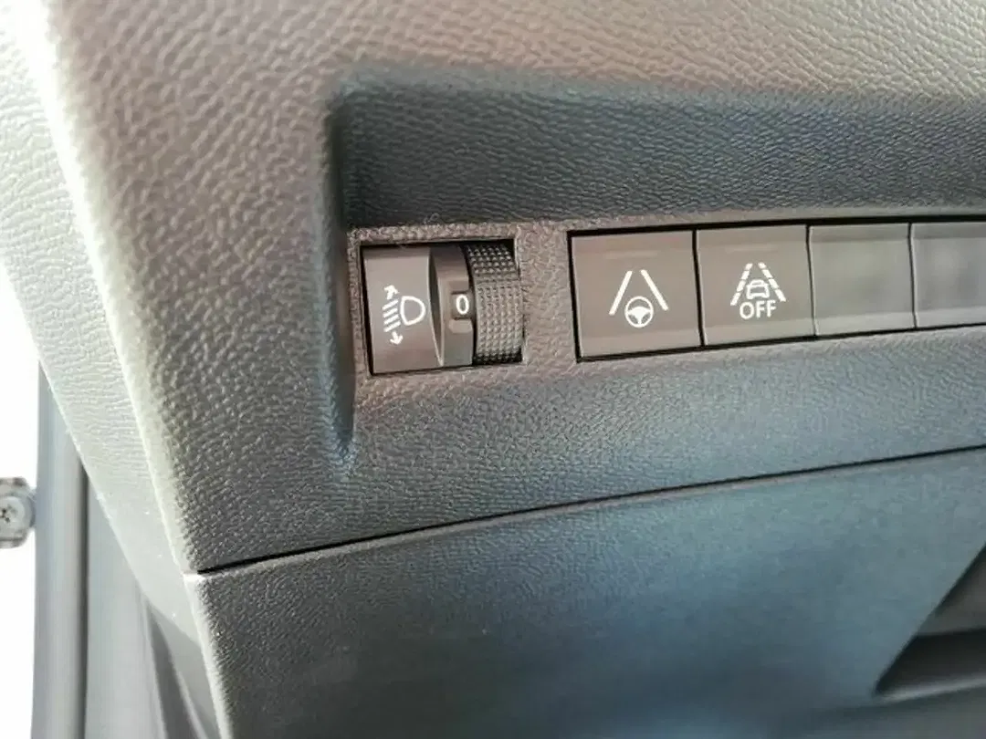 Peugeot 208 - Thumbnail 15