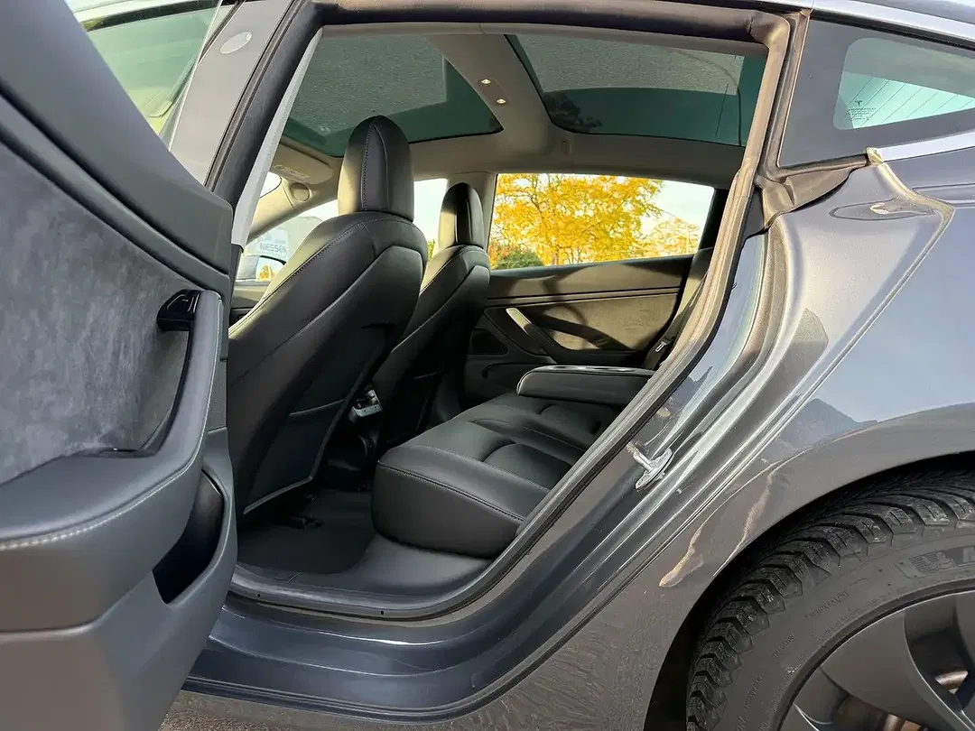 Tesla Model 3 - Thumbnail 10