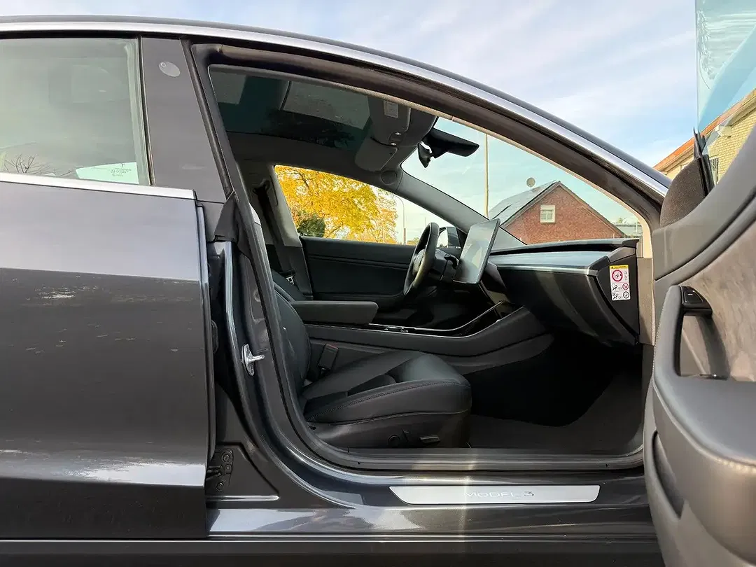 Tesla Model 3 - Thumbnail 11