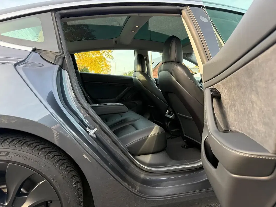 Tesla Model 3 - Thumbnail 12