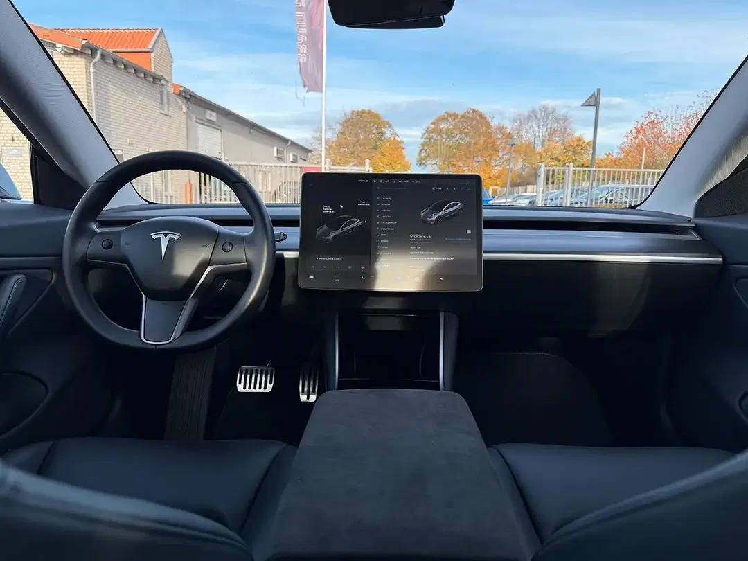 Tesla Model 3 - Thumbnail 13