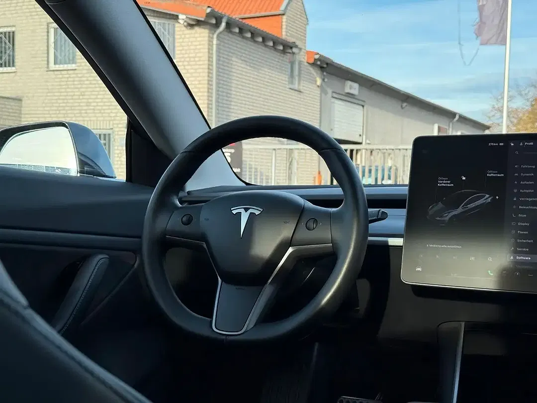 Tesla Model 3 - Thumbnail 14