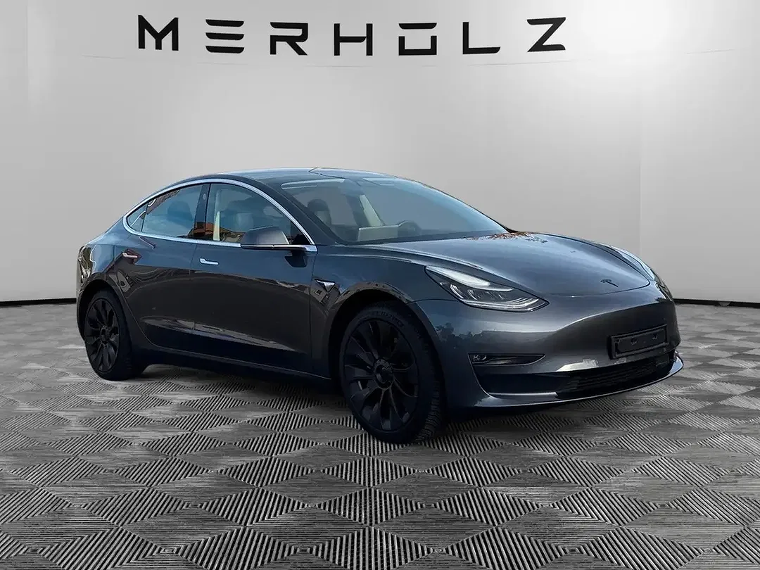Tesla Model 3 - Thumbnail 3
