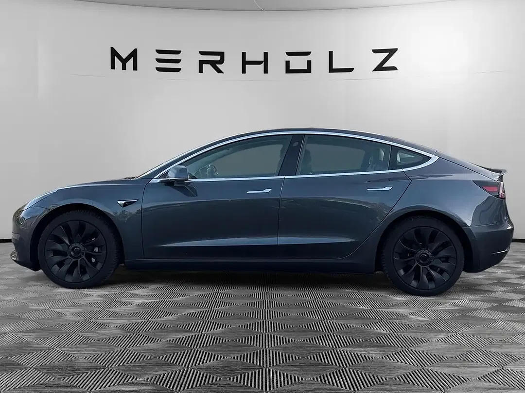 Tesla Model 3 - Thumbnail 4