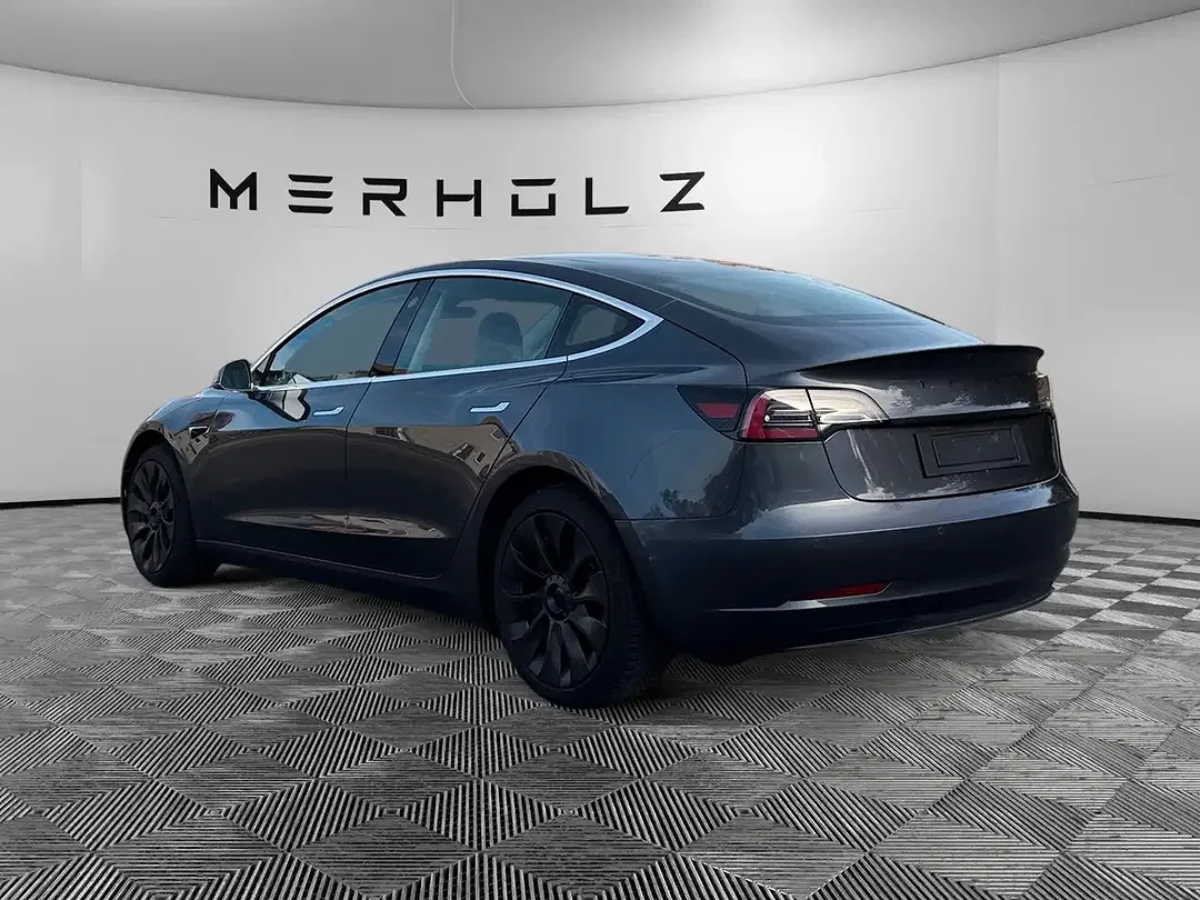 Tesla Model 3 - Thumbnail 5