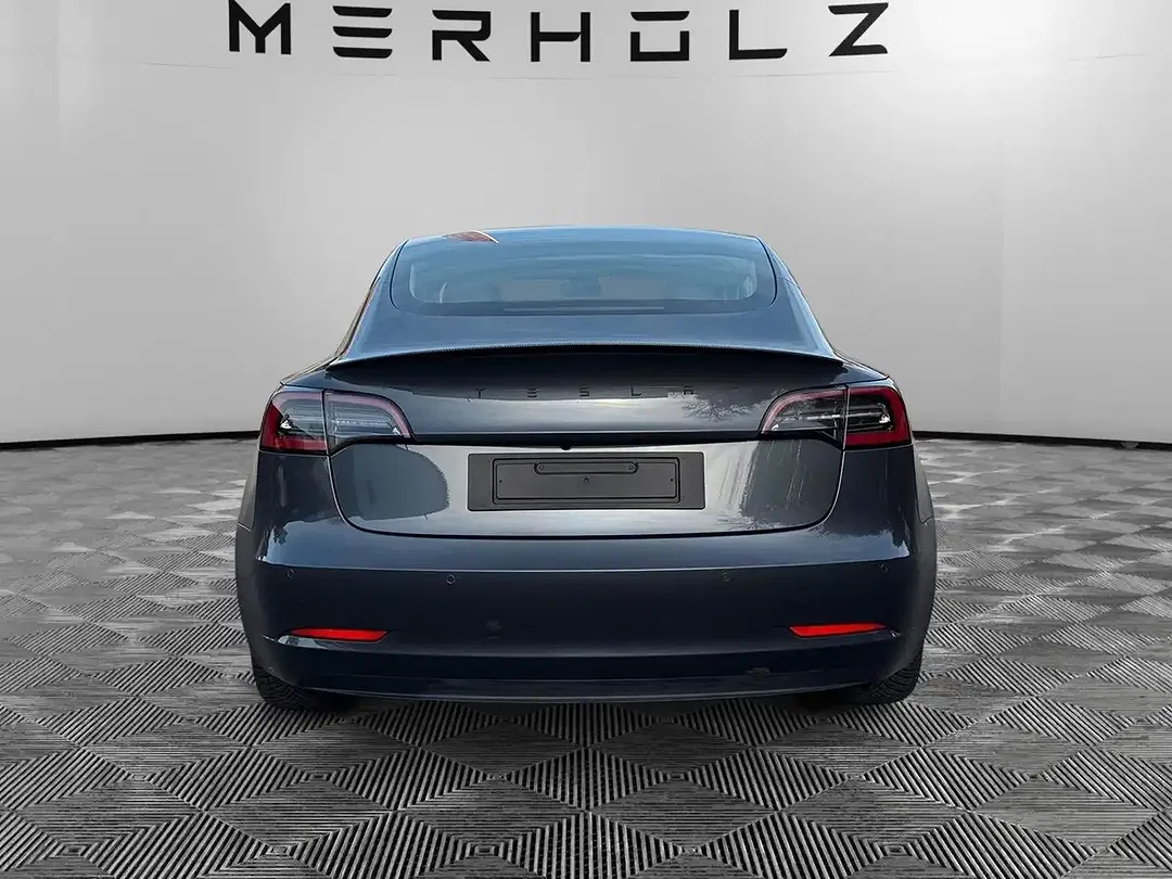 Tesla Model 3 - Thumbnail 6
