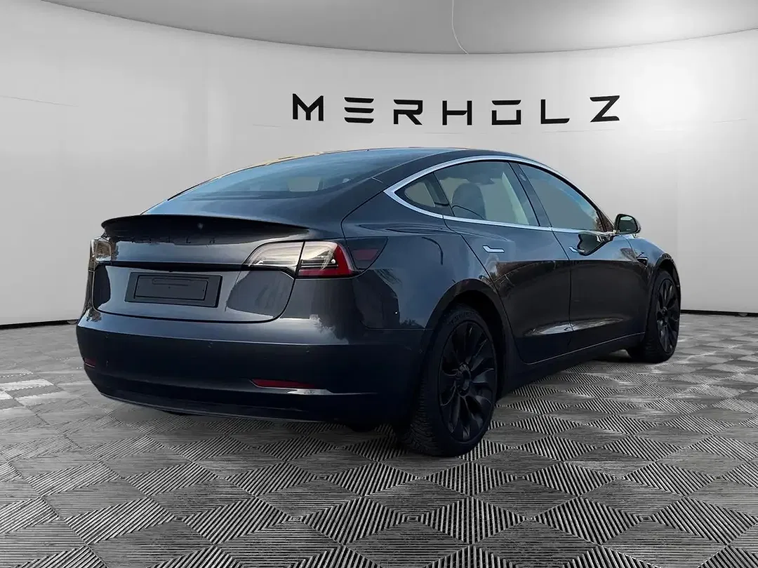 Tesla Model 3 - Thumbnail 7