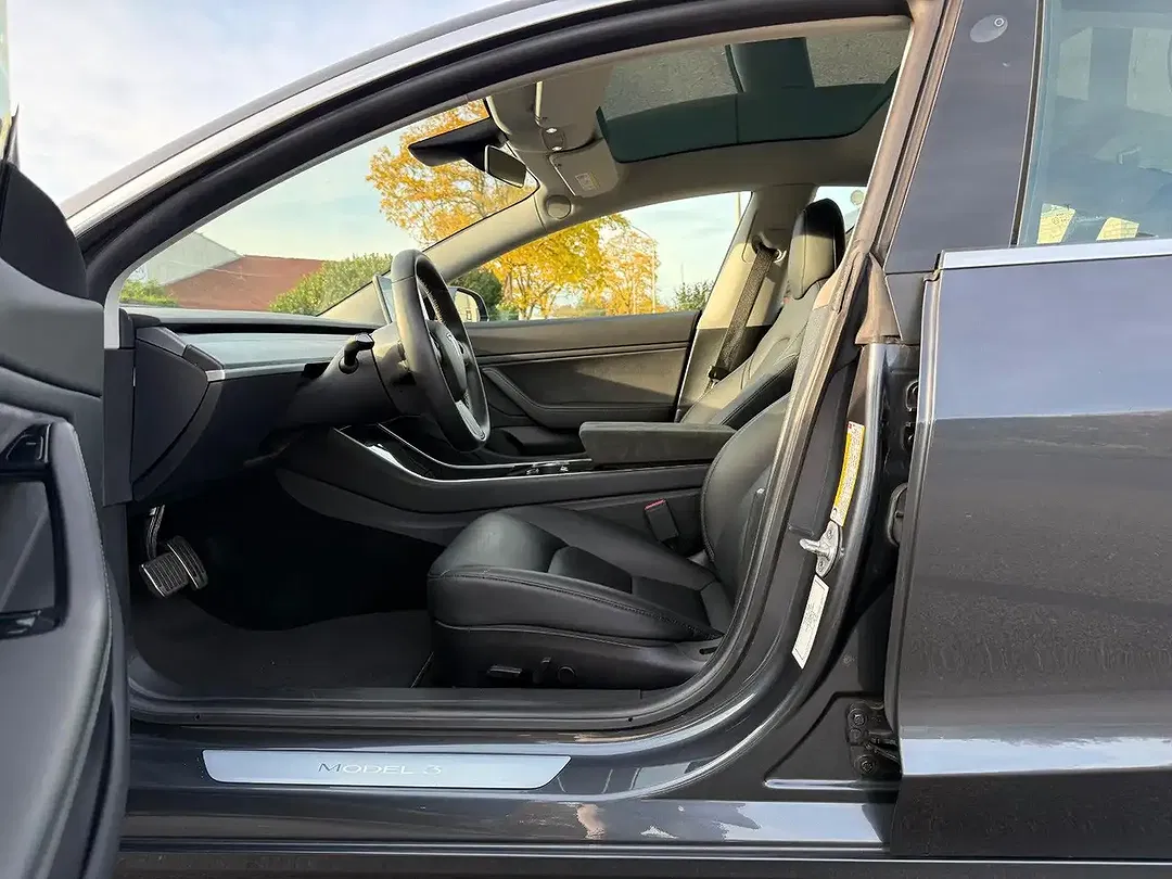 Tesla Model 3 - Thumbnail 8