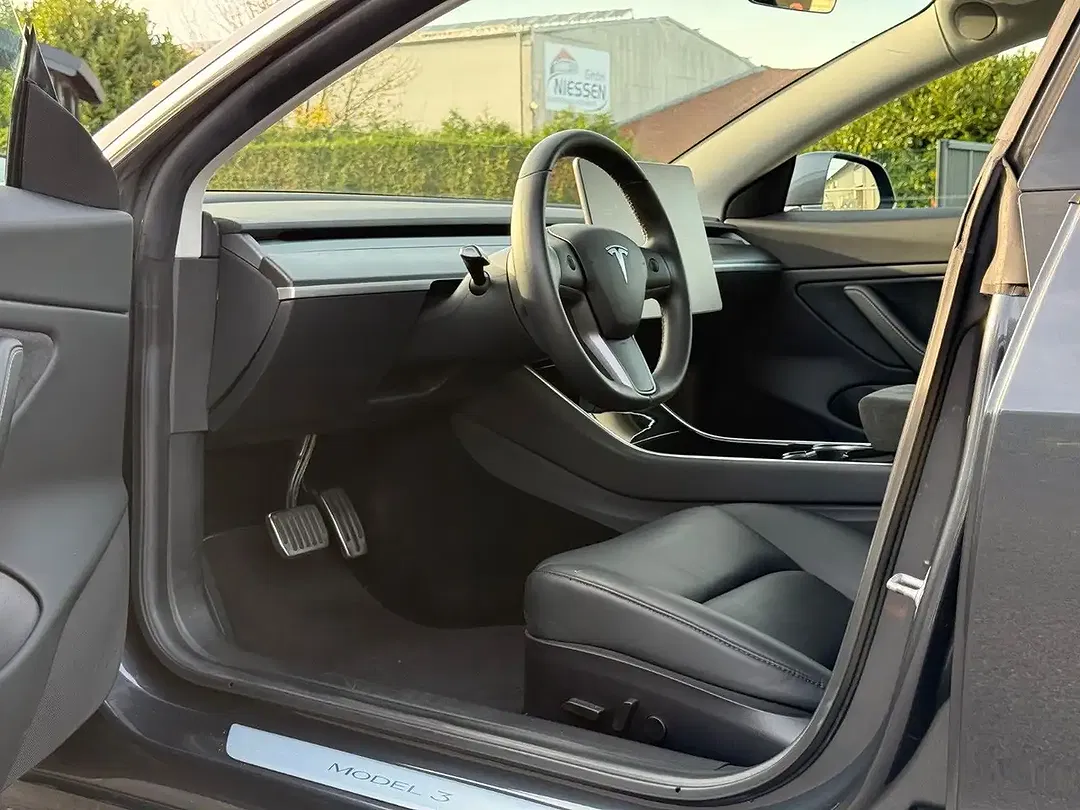 Tesla Model 3 - Thumbnail 9